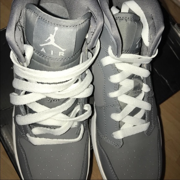 Retro 1 Jordans - Picture 2 of 3